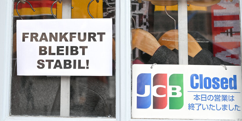 Schaufenster in Frankfurt am Main mit Schild "Frankfurt bleibt stabil"