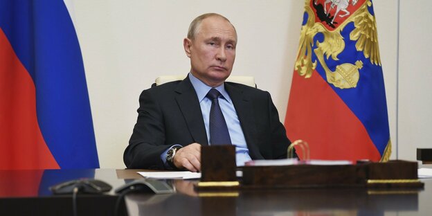 Russlands Präsident Wladimir Putin vor russischer Flagge
