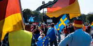 Deutschland und Europa Flaggen auf der Demo in Stuttgart