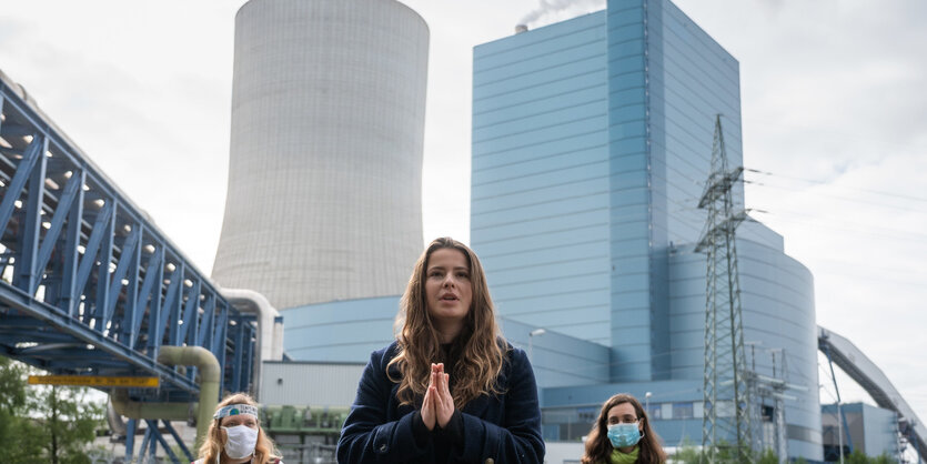 Luisa Neubauer (M) von Fridays for Future spricht mit Abstand zu weiteren Rednerinnen auf einer gemeinsamen Kundgebung mit Greenpeace vor dem Kohlekraftwerk Datteln