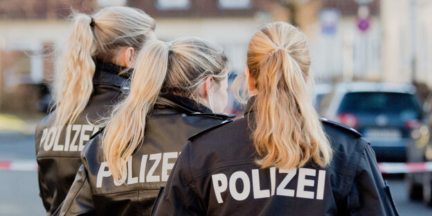 Drei Polizistinnen von hinten