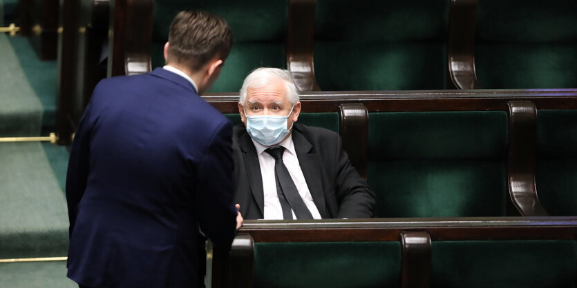 PiS-Chef Jaroslaw Kaczynski Mit Schutzmaske