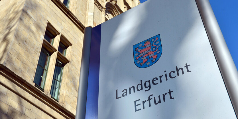 Das Schild vom Landgericht Erfurt ist zu sehen