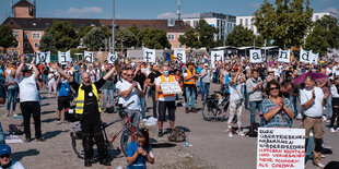 Demonstrantinnen und Demonstranten demonstrieren gegen die Coronabeschraenkungen