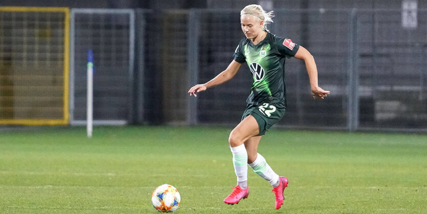 Die Wolfsburg-Spielerin Pernille Harder auf dem Fußballplatz