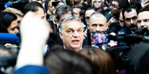Viktor Orbán in einem Pulk von Journalisten