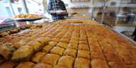 Frische Baklava liegen in den Auslagen einer arabischen Bäckerei