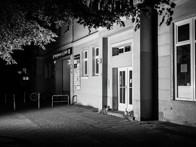 Ein Mehrfamilienhaus im Dunkeln.