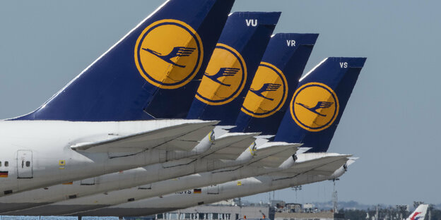 Stillgelegte Passagiermaschine der Lufthansa stehen auf dem Flughafen Frankfurt. Die Lufthansa hat offiziell bestätigt, dass sie mit dem deutschen Staat über ein Rettungspaket mit einem Volumen von 9 Milliarden Euro verhandelt.