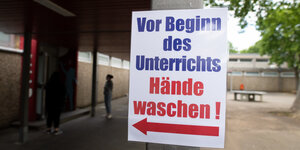 Ein Schild mit der Aufschrift "Vor Beginn des Unterrichts Hände waschen!" hängt vor den Toiletten im Pausenhof der Realschule Benzenberg nahe Düsseldorf