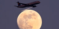 Flugzeug am Nachthimmel mit Mond