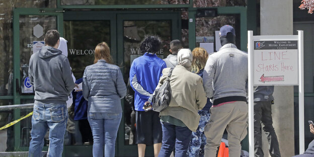 Menschen warten vor einem Arbeitsamt in Salt Lake City