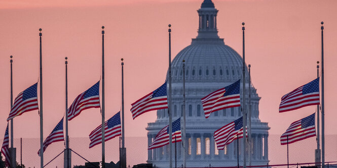 Das Weiße Haus und US-Flaggen auf Halbmast