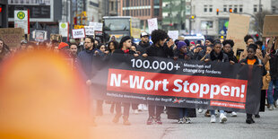 Mehrere hunder Menschen protestieren für die rechtliche Anerkennung, dass das N-Wort rassistisch ist