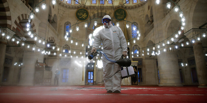 eine Moschee wird desinfeziert