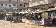 Khartoum, Marktstände mit Gemüse auf einem staubigen Platz in der Stadt