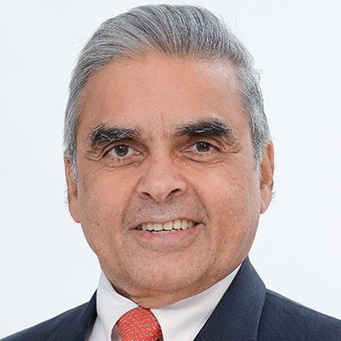 Kishore Mahbubani ist ein netter älterer Mann mit mittellangen grauen Haaren, er trägt einen Anzug