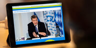 Der bayerische Ministerpräsident Markus Söder spricht via Livestream zu seinen Zuhörerinnen und Zuhörern
