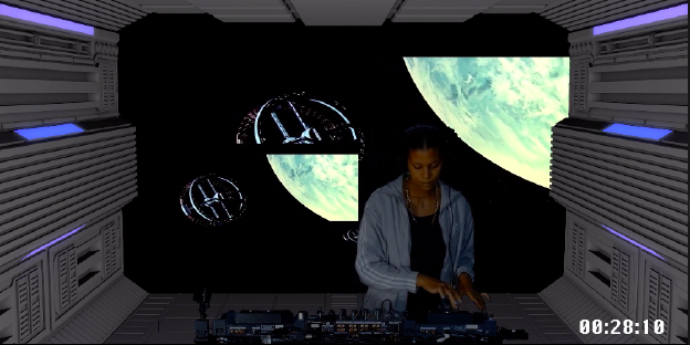 Weibliche DJ legt in virtuell erstellter Raumstation auf