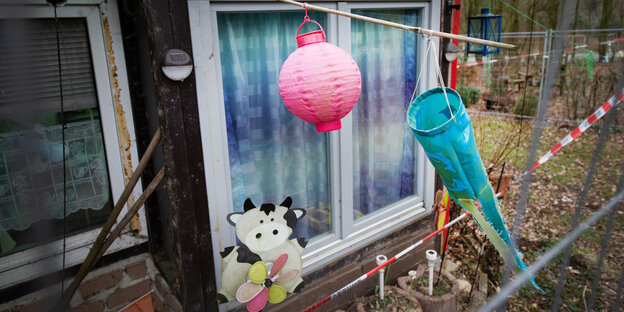 Luftballons vor dem Fenster eines Wohnwagens