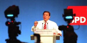 Gerhard Schröder auf einer Bühne, im Hintergrund ein SPD-Logo