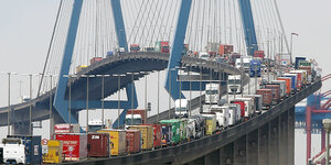 Lastwagen stauen sich auf Hängebrücke