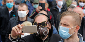 Eine Menschenmenge, viel tragen Atemschutzmasken
