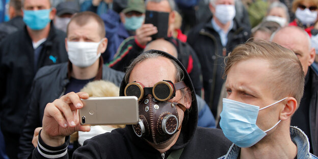 Eine Menschenmenge, viel tragen Atemschutzmasken