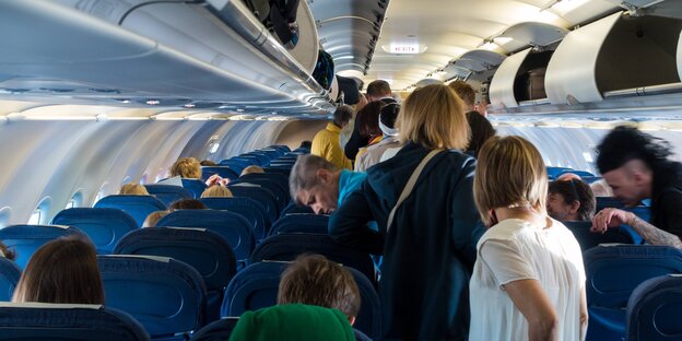 Passagiere verlassen ein Flugzeug