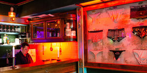 Unterhosen hängen in einem Leuchtkasten vor der Theke in einer Berliner Bar