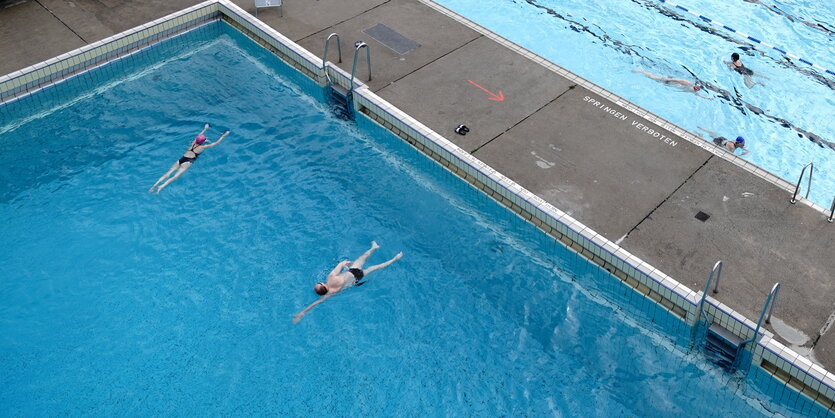 Blick in die Becken vom Berliner Sommerbad Wilmersdorf