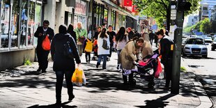 Menschen in einer belebten Straße