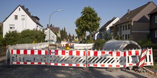 ein abgesperrte Straße mit einer großen Baustelle