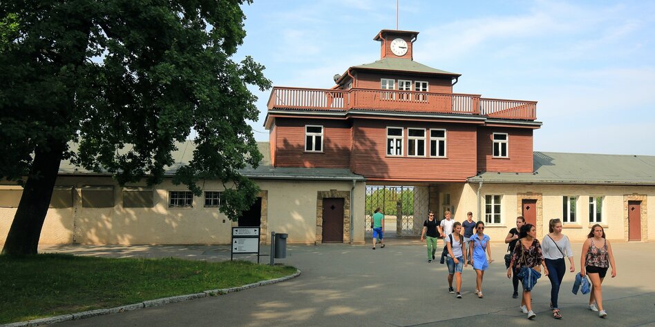 Torgebäude, Besuchergruppe verlässt das Konzentrationslager