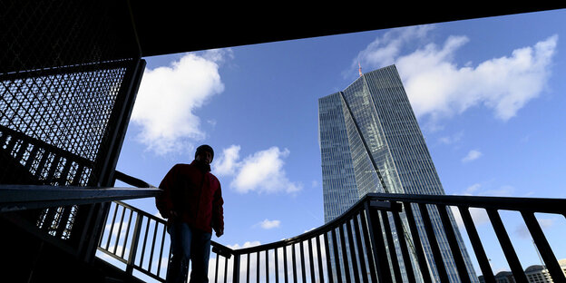Silhouette eines Mannes, der eine Treppe hinabsteigt vor der Europäischen Zentralbank in Frankfurt am Main