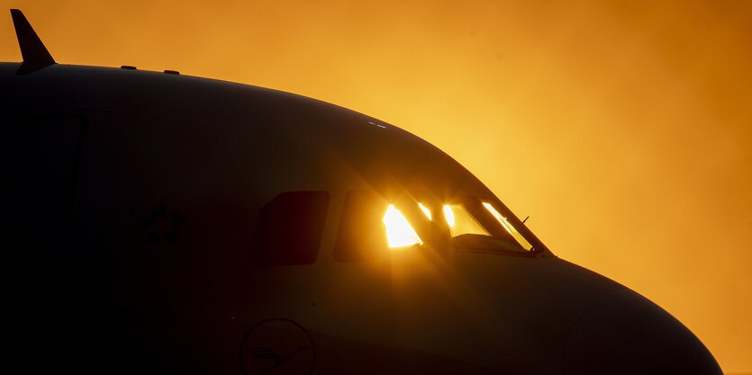 Goldene Sonne scheint durch ein Cockpit