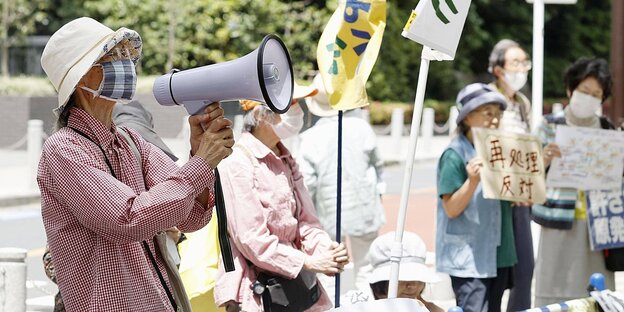 In Tokio protestieren Japaner gegen die Wiederaufbereitungsanlage für Plutonium in Rokkasho