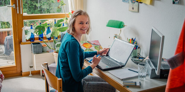Studentin Mareike Andert sitzt am Schreibtisch in ihrem WG-Zimmer in Tübingen