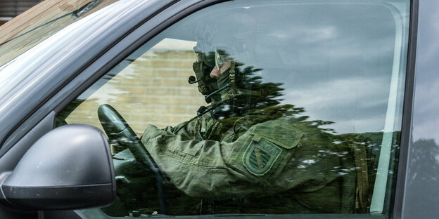 Polizisten in einem Fahrzeug nach der Durchsuchung eines KSK-Soldaten in Sachsen