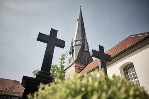 Kreuz vor einem Kirchturm Kreuz vor einem Kirchturm