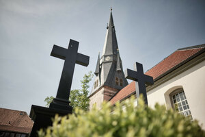 Kreuz vor einem Kirchturm Kreuz vor einem Kirchturm
