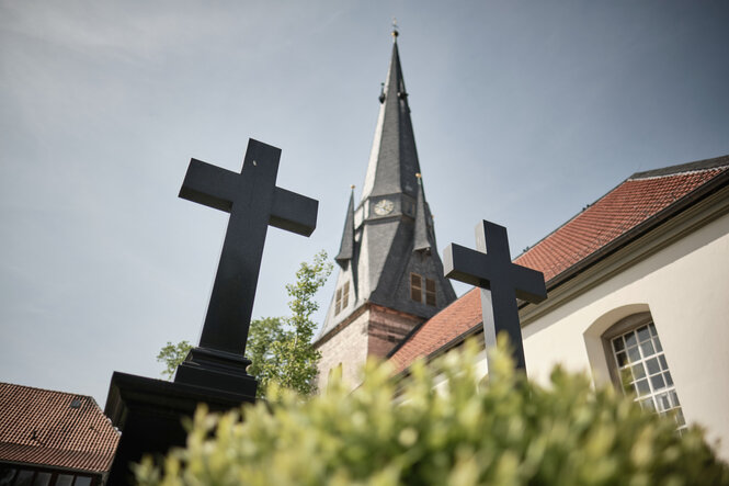 Kreuz vor einem Kirchturm