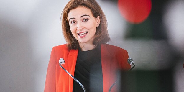 Alma Zadioc, Justizministerin in Österreich steh an einem Rednerpult