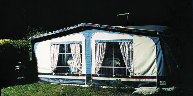 Ein Wohnwagen auf einem Campingplatz im Dunkeln