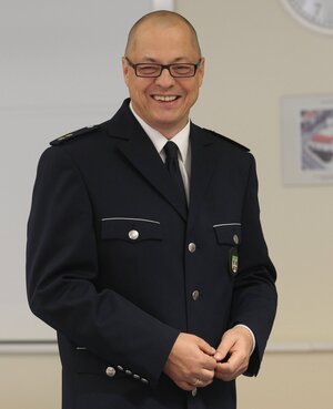 Ein Mann in Polizeiuniform. Ein Mann in Polizeiuniform.