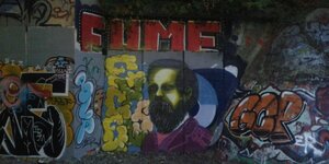 Gemälde von Friedrich Engels an einer Hauswand mit weiterer Streetart