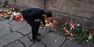 Ein Mann legt an der Mauer der Synagoge eine Kerze nieder. Bei einem Angriffen eines rechtsextremen Täters vor einer Synagoge in Halle sind am 09.10.2019 zwei Menschen erschossen worden.