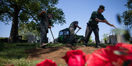 Friedhofsmitarbeiter in New York graben ein Grab