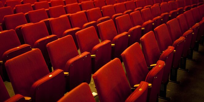 Leere Sitzreien in einem Theater.