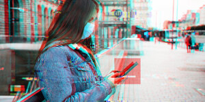 Ein eFrau mit Smartphone und Mundschutz in einem digital bearbeiteten Foto.